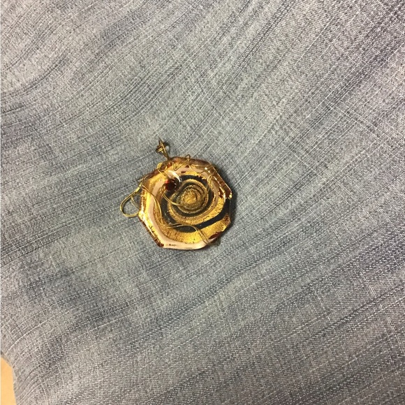 More art glass. This piece is without a pin for brooch. Brass wiring. - Picture 3 of 11